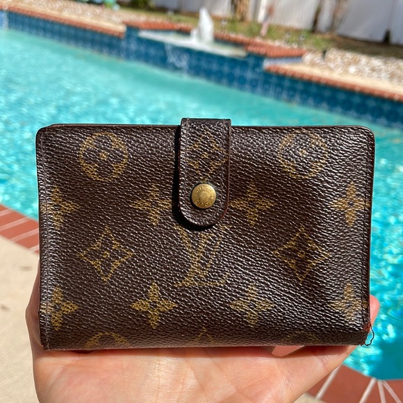 Louis Vuitton Handbags - Louis Vuitton Monogram Kisslock Tri-Fold Wallet